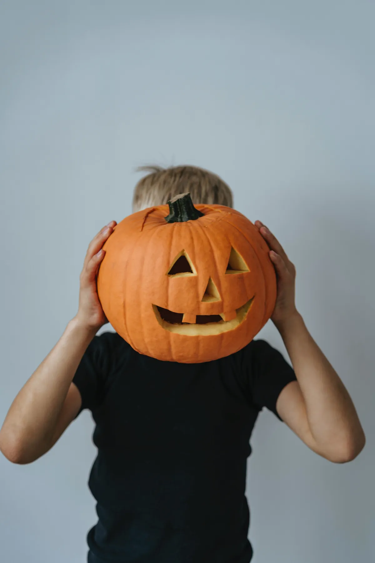 Dzieci naśmiewają się z biednego kolegi z klasy za tani kostium na Halloween, dopóki dyrektor nie pojawi się ubrany w ten sam — Historia dnia
