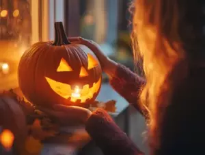 Kvinde giver slik på Halloween til lille pige, der bærer den samme slags kjole, som hendes forsvundne mand plejede at lave - dagens historie