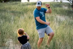 Min mands bedste ven kom til vores familiemiddag – efter han rejste, holdt vores 7-årige datter op med at tale i flere måneder