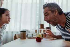 Min mands bedste ven kom til vores familiemiddag – efter han rejste, holdt vores 7-årige datter op med at tale i flere måneder