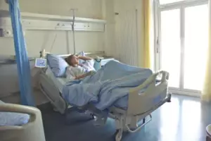 Mand håner konstant arbejdsløs kone for ikke at gøre noget, finder en seddel efter ambulancen tager hende væk