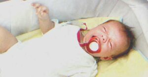 Mor hører mand sige "tys..." på babyalarm, men hun har aldrig hørt den stemme før - dagens historie
