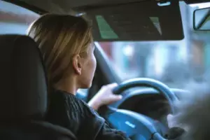 Gravid taxachauffør tager en hjemløs mand til hospitalet - næste morgen ser hun en bilkortege af SUV'er uden for sit vindue