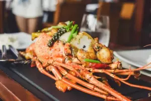 Min steddatter inviterede mig på restaurant – jeg var målløs, da det var tid til at betale regningen