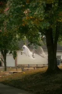 Mine naboer smed deres rådne Halloween-pynt i min gård, så jeg ville tage dem væk – men jeg lærte dem en lektie