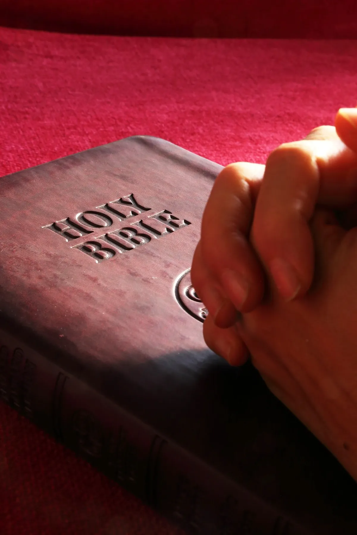 Den gamle dame fratager barnebarnet, efterlader ham kun en bibel og note, hvori der står: "Åbn den, når det er svært" - Dagens historie