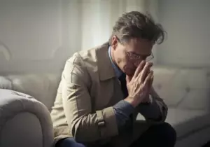 Jeg giftede mig med min barndomsven – han fortalte mig sin families hemmelighed på vores bryllupsaften, og det ødelagde næsten mit liv