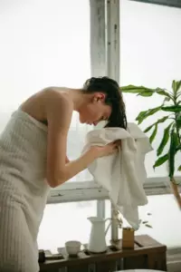 Jeg fangede mine børns babysitter i at komme ud af brusebadet, mens min mand var hjemme, så jeg tændte for Nanny-kameraet dagen efter