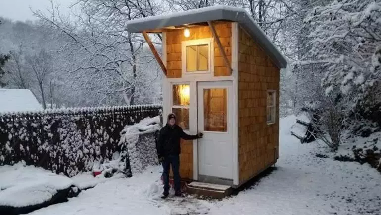 Alle lo, da de så, hvordan fyren boede i et hus på 8 m². Men alle skammede sig, da de så husets indre