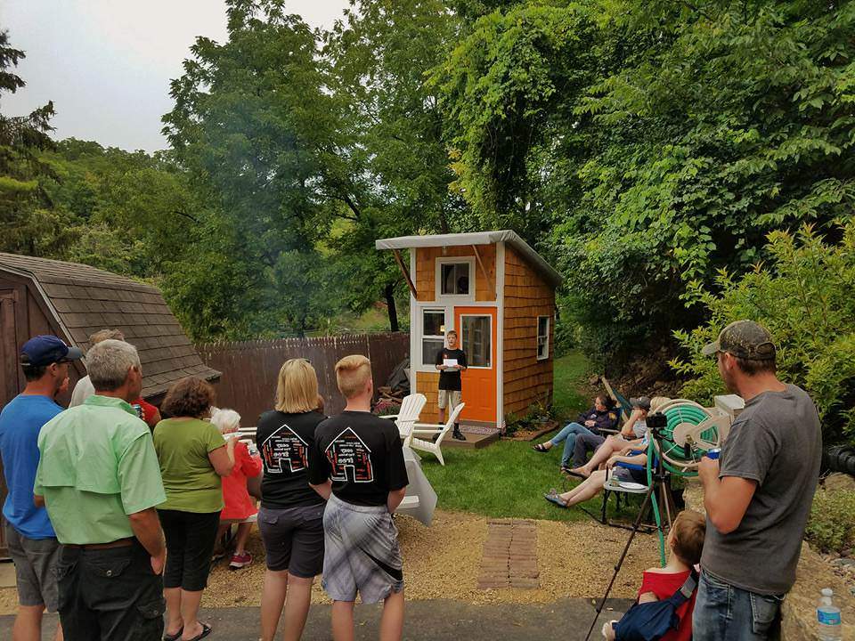 Alle lo, da de så, hvordan fyren boede i et hus på 8 m². Men alle skammede sig, da de så husets indre