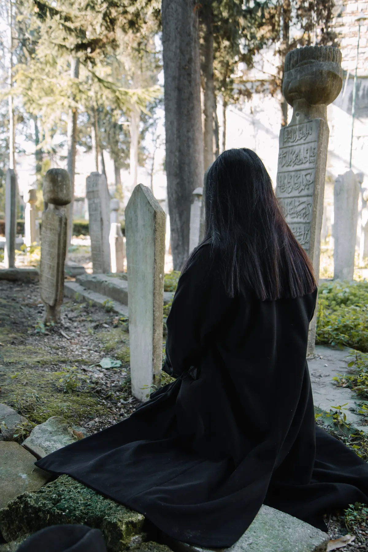 Hver dag efter den 21-årige søns død finder sørgende mor babes-legetøj på bæregraven - dagens historie