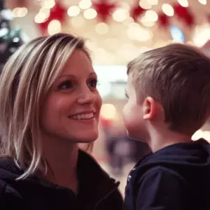 Secret Santa spørger enlig mor på en date, men hans sande identitet ændrer alt - dagens historie