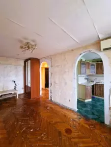 Se hvordan en velhavende kvinde købte en lurvet 43 m² lejlighed i en gammel bygning og forvandlede den til et cool hjem