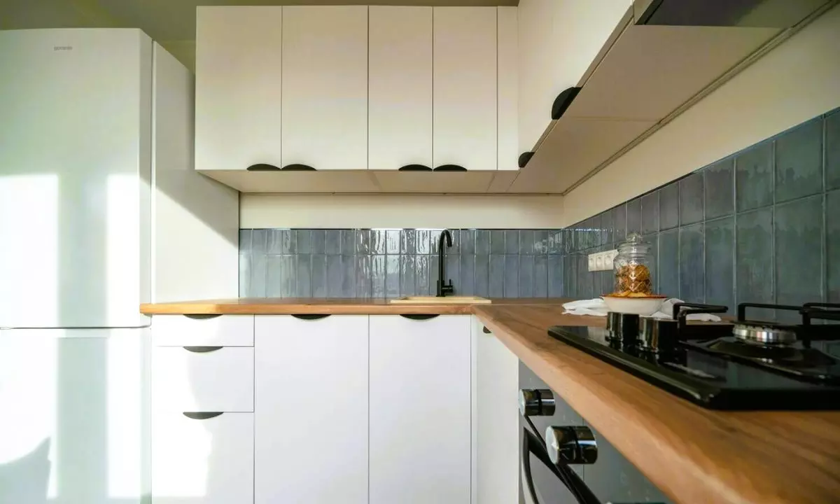 Se hvordan en velhavende kvinde købte en lurvet 43 m² lejlighed i en gammel bygning og forvandlede den til et cool hjem