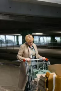 Jeg lod en hjemløs kvinde blive i min garage, men en dag gik jeg ind uden at banke på og blev lamslået over det, hun lavede
