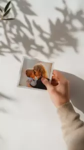 På en tur med sin plejefamilie stikker teenagedrengen væk for at finde sin rigtige familie efter at have set et gammelt skilt - dagens historie