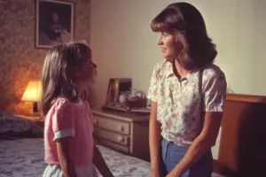Min mor forbød mig at åbne sit skab – efter hun var gået, åbnede jeg det, og nu står jeg ved en skillevej