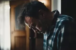 Jeg så på et billede af min afdøde kone og mig, da noget faldt ud af rammen og fik mig til at blive bleg