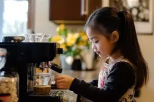 Min forlovedes 7-årige datter laver morgenmad og laver alle pligterne hver dag - jeg blev overrasket, da jeg fandt ud af hvorfor
