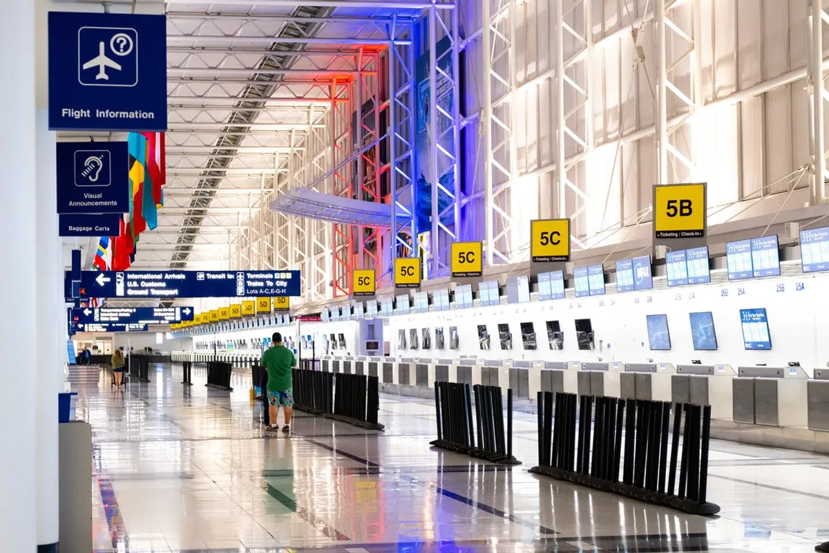 Mand venter på søn, han ikke har set i årevis i lufthavnen, finder ikke dreng blandt passagerer - dagens historie