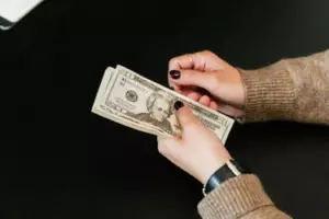 Min mand kastede 20 dollars i ansigtet på mig og krævede en taksigelsesfest – han så ikke min hævn komme