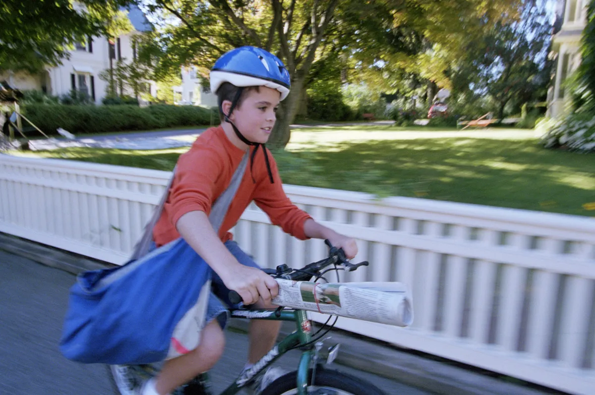 Dreng opgiver drømmesko for at købe støvler til den stakkels klassekammerat, snart standser lastbilen ved hans hus for at belønne ham - dagens historie