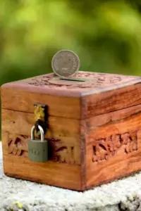 Jeg så min nabo besvime, mens jeg gravede i hendes have - jeg gispede, mens jeg kiggede ind i det hul, hun gravede
