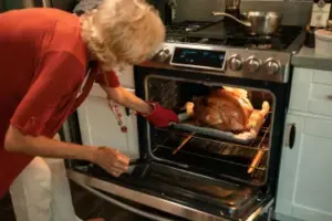 Jeg besøgte min mor til Thanksgiving, og hun ville ikke lukke mig i kælderen - Det, jeg fandt der, gjorde mig chokeret
