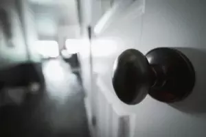 Jeg gik ind for at finde min mand med hans ekskone i vores hus - hvad hun lavede der fik mig til at gå vild