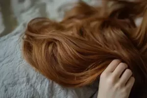 Jeg vågnede op for at finde mit hår klip - jeg blev bleg, da jeg fandt ud af, hvem der gjorde det og hvorfor