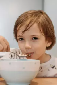 Jeg troede, at min mand var ude af byen på en forretningsrejse - indtil jeg fandt ham gemt i vores nabos kælder