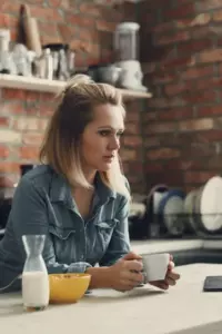 Jeg troede, at min mand var ude af byen på en forretningsrejse - indtil jeg fandt ham gemt i vores nabos kælder