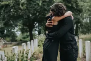 Ved mands begravelse møder kone en kvinde med sin baby i armene – dagens historie