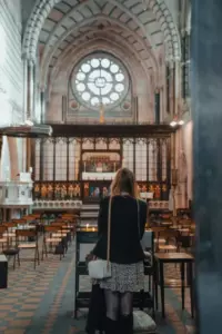Jeg gik i kirke og hørte ved et uheld min mands stemme komme fra skriftestolen