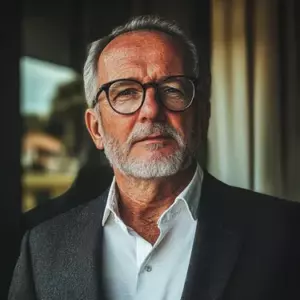 Min chef ydmygede mig på et personalemøde på grund af min graviditet - hans smil forsvandt, da en kvinde med en baby kom ind
