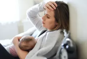 Jeg besvimede under en familiesammenkomst, fordi min mand ikke vil hjælpe med vores nyfødte til at lade mig sove