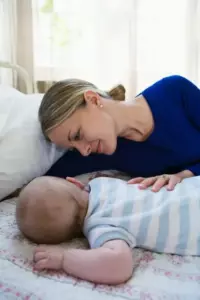 Jeg besvimede under en familiesammenkomst, fordi min mand ikke vil hjælpe med vores nyfødte til at lade mig sove