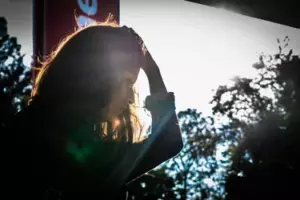 Jeg vendte tilbage fra min forretningsrejse for at finde min mand, der var vært for min egen begravelse i baghaven