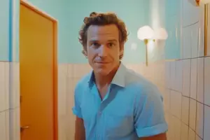 Jeg vendte tilbage fra min forretningsrejse for at finde min mand, der var vært for min egen begravelse i baghaven