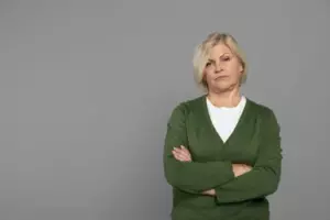 Efter min mands begravelse deltog jeg i min søsters lille drengs første fødselsdagsfest. Hun rejste sig og påstod: "Min søn er faktisk din mands barn, så som arv tager jeg halvdelen af dit hus til 800.000 dollars."