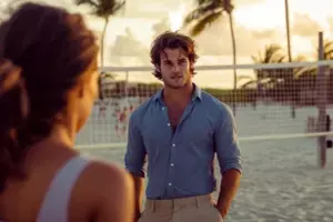Fem år efter min mands død så jeg hans kulstofkopi, mens jeg var på ferie på stranden