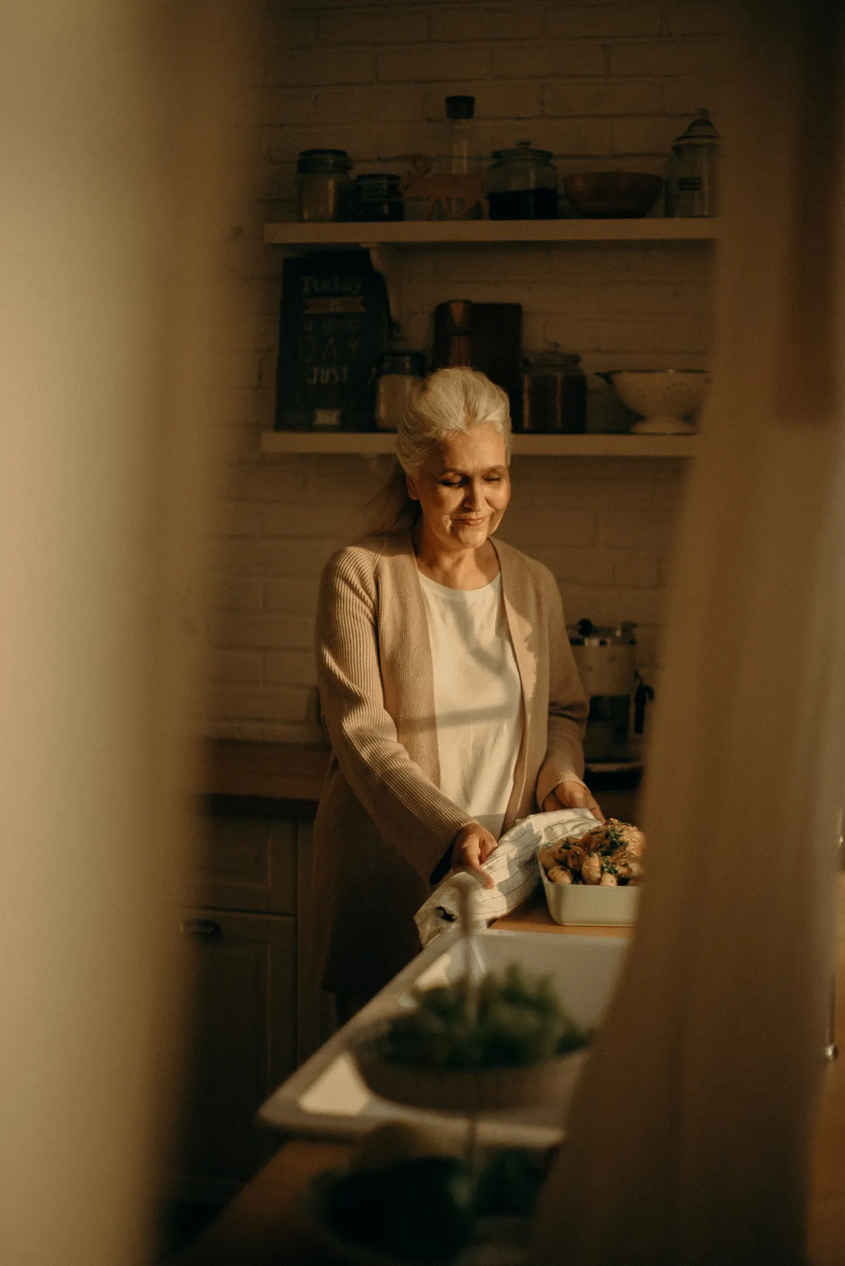 Fattig mand opfylder sent bedstemors sidste ønske om at genopbygge sit hus, finder kælder begravet ved siden af ​​- dagens historie