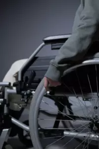 Handicapet hjemløs mand gav sin kørestol til en fattig dreng, der ikke kunne gå - 5 år senere fandt drengen ham for at betale sin venlighed