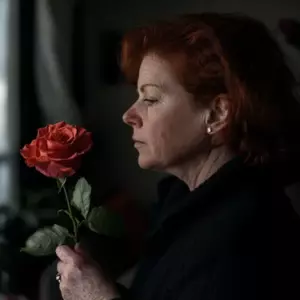 Hver nat i uger fandt jeg en rød rose uden for min dør - indtil den kom med en note, der førte mig til den skræmmende hemmelighed bag den