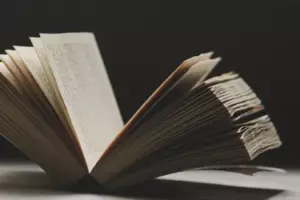 Datter ser far snige sig ud af huset hver nat og fortæller mor om det - dagens historie