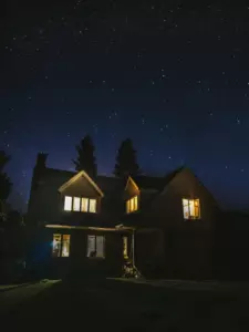Datter ser far snige sig ud af huset hver nat og fortæller mor om det - dagens historie