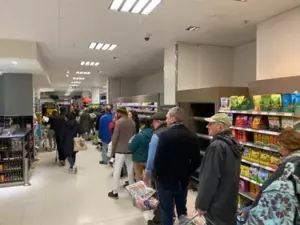 Far til 4, der bor i telt, giver sidste $2 til Stranger på tankstationen, vågner op med at eje et stort firma - Dagens historie