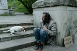 Hjemløs mand bad mig tage hans hund - en måned senere modtog jeg et mystisk brev