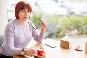 Med titlen Kvinde kaster kaffe på min mor, der arbejder som servitrice - Min lektion fik hende til at fortryde det dybt