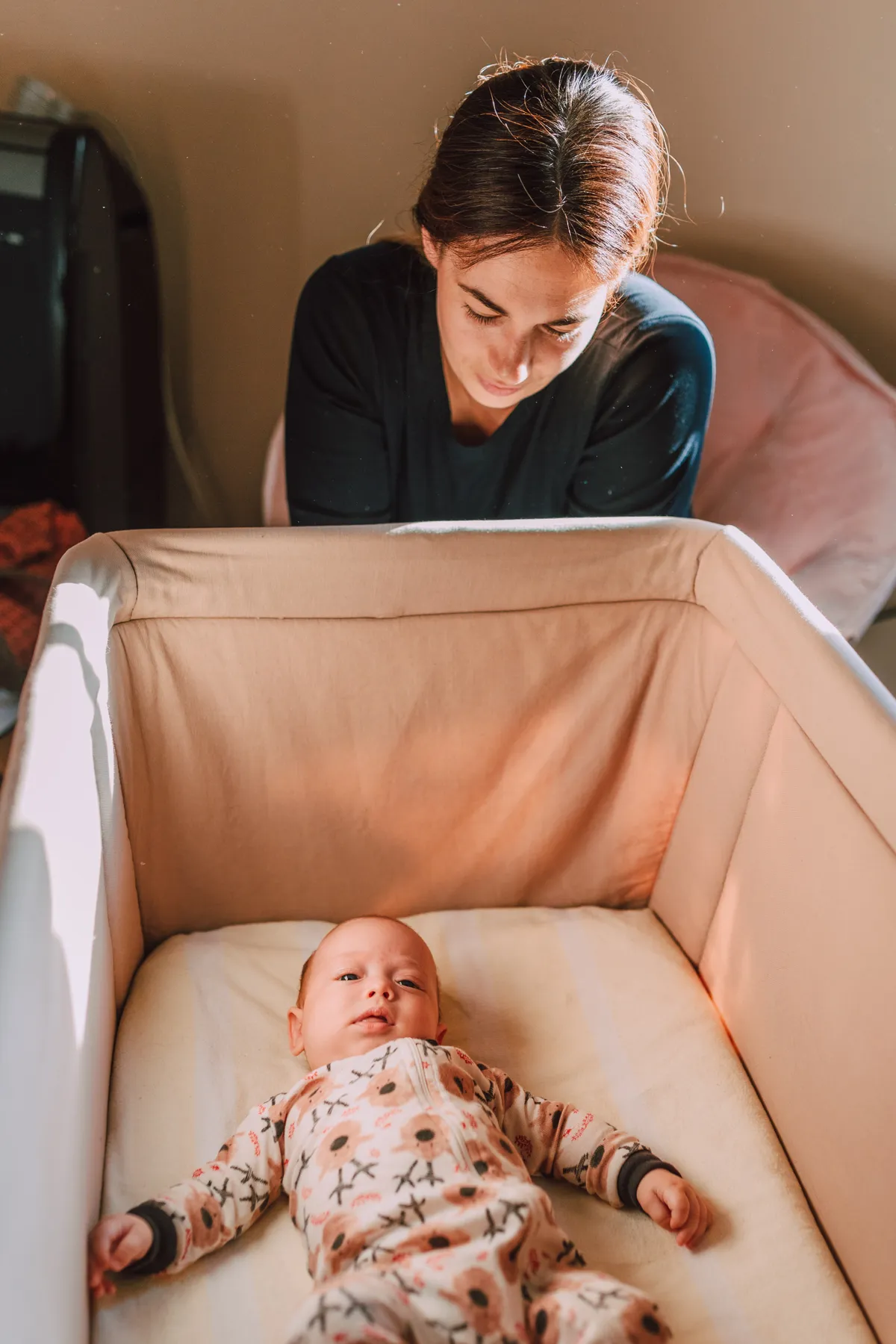 Mor med baby bliver smidt ud af hjemmet af svigermor, ser hende grave gennem skraldespanden år senere - dagens historie